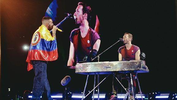 Manuel Turizo comparte el escenario con Coldplay.