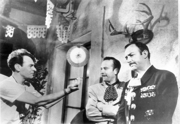 Ismael Rodríguez (1917-2004) dirigiendo a Pedro Infante y Jorge Negrete en 'Dos tipos de cuidado'.