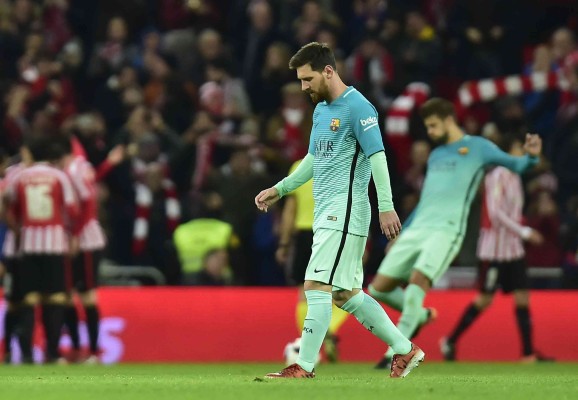 Lionel Messi camina tras la anotación del Athletic.