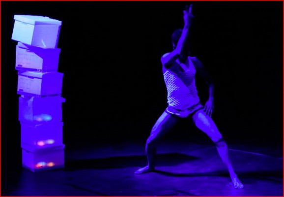 Daniel Goiz, durante la presentación de la coreografía 'Resonancias', el Día Internacional de la Danza.