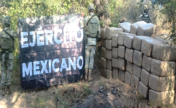 Militares hallaron precursores químicos y marihuana en operativos en Culiacán y Badiraguato.