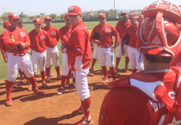 El mánager de los pingos, José Luis Sandoval, da instrucciones a los jugadores antes del entrenamiento.
