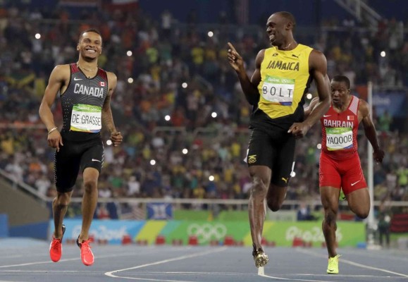 Con tranquilidad llega Usain Bolt a la meta.