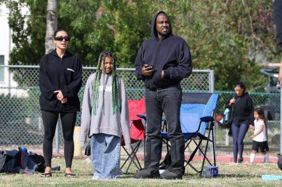 Sin problemas ni rencores, Kim y Kanye West disfrutan en familia de un partido de futbol de uno de sus hijos.