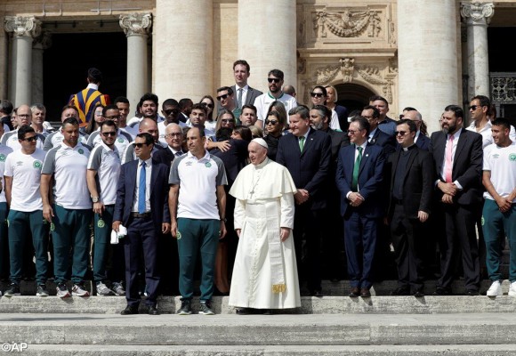 El Papa Francisco recibe al Chapecoense en el Vaticano