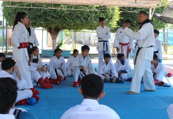 Karatecas de Mazatlán reciben capacitación específica