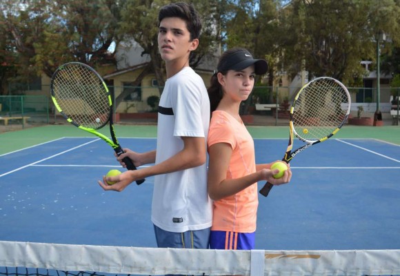 Los hermanos Lucy y Mariano Hinojos saltan a la cancha en La Baule, Francia