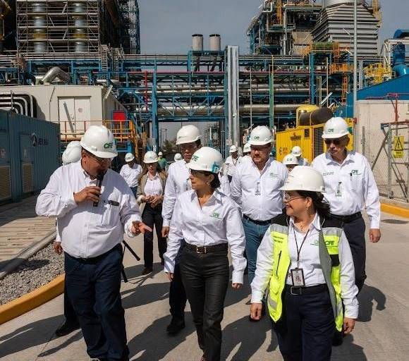 La Secretaria De Energía, Luz Elena González, y la Directora General de la CFE, Emilia Calleja Alor, supervisan entrada en operación comercial de la Central de Ciclo Combinado Salamanca