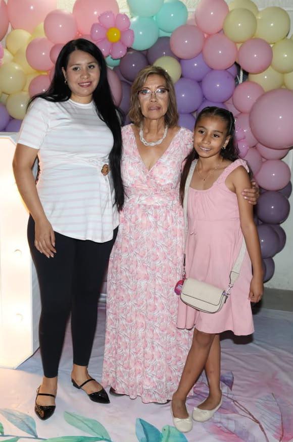 $!Paulina y Ximena López con la homenajeada de la tarde.