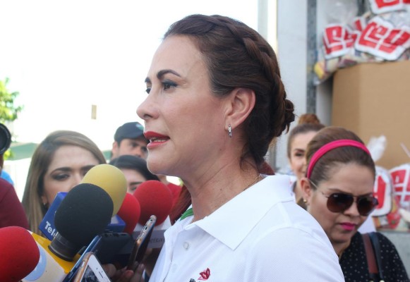 Rosy Fuentes llora ante desconfianza ciudadana en el DIF estatal