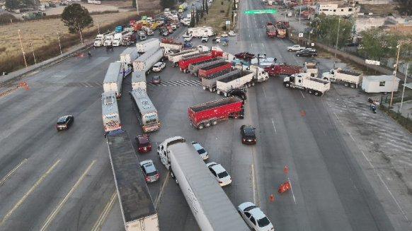 $!En Querétaro se registra cierre total de circulación en ambos sentidos cerca de la Caseta de cobro No. 5 “Palmillas” de la carretera Tulancingo -Huauchinango.