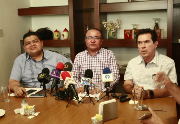 El líder de la bancada del PRI en el Cngreso, Sergio Jacobo, al centro, y el dirigente de la Asociación de Estacionamientos Privados con Servicio al Público del Estado de Sinaloa, José Valenzuela García, reinteran su postura ante ley que busca hacer gratuitos los estacionamientos privados de Sinaloa.
