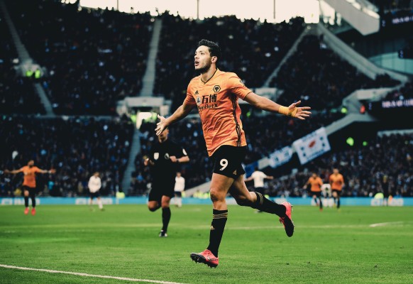 Raúl Jiménez marca el gol del triunfo en la victoria del Wolverhampton 3-2 ante el Tottenham