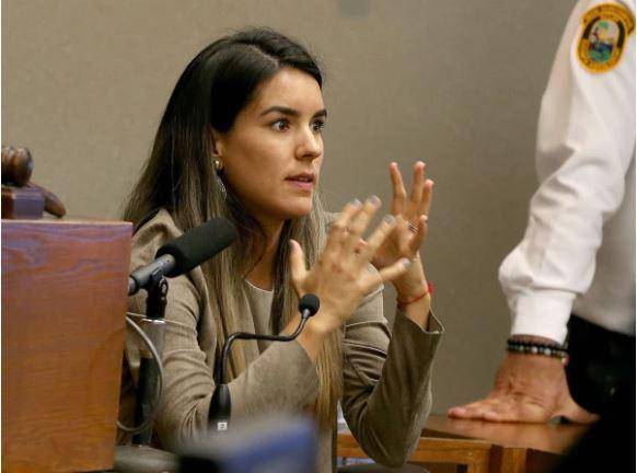 Ana Araujo rinde su declaración de los hechos ante el jurado.