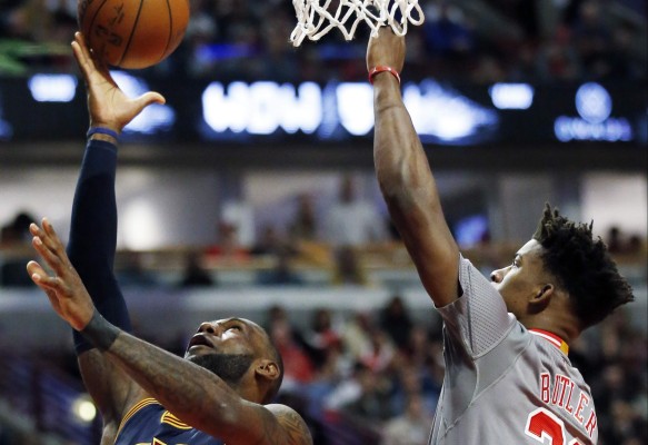 LeBron James intenta encestar ante la marca de Jimmy Butler.