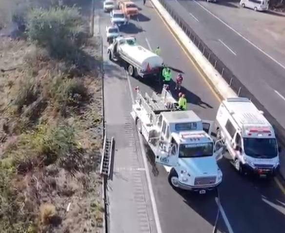$!Cierran por hora y media la Mazatlán-Culiacán por incendio de tráiler cerca de Mármol