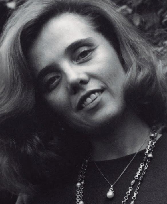 $!La autora, en sus inicios como periodista y escritora.