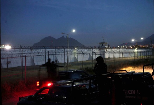 Familiares de las víctimas del penal Topo Chico lamentaron que sólo después de los hechos violentos, registrados al interior de éste, elementos de las fuerzas federales arribaron para resguardarlo y retomar el orden.