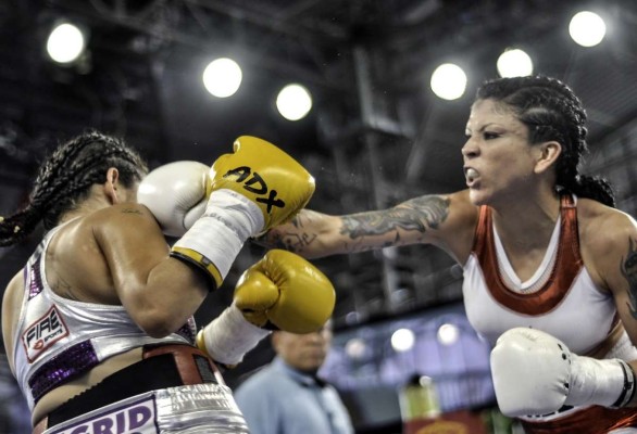Isabel La Estrella Millán (der.) conquistó el cinturón de la WBFed, peso Mosca.