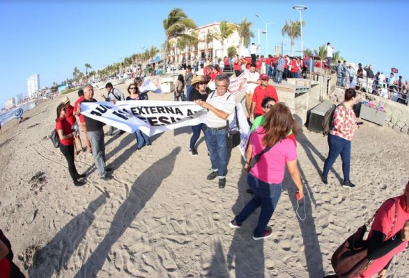 Bloquean policías el paso a maestros en Playa Norte, en Mazatlán