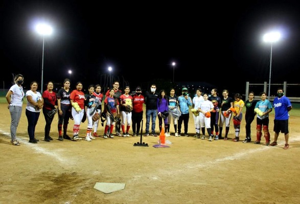 Selectivos de softbol mazatlecos reciben material deportivo por parte del Imdem