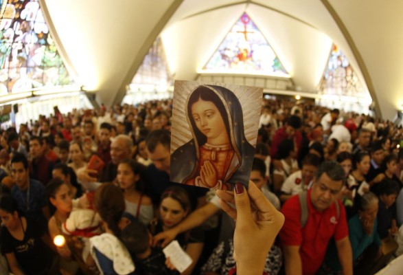 Miles de personas de dieron cita en el templo de La Lomita para celebrar el 488 aniversario de la aparición de la Virgen de Guadalupe.