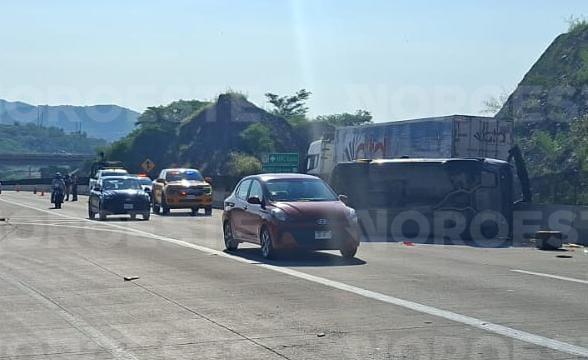 $!Vuelca camioneta BMW en el Libramiento Mazatlán; dos ciclistas resultan lesionados