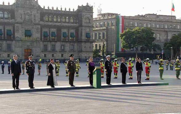 La Presidenta de México salió de Palacio Nacional y se dirigió al asta bandera monumental de la Plaza de la Constitución.