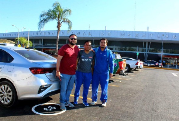 Diego Sánchez y Miguel Durán son recibidos por David López Beltrán.