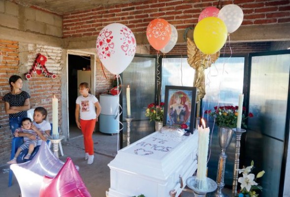 Los restos de la pequeña Dayana fueron velados ayer.