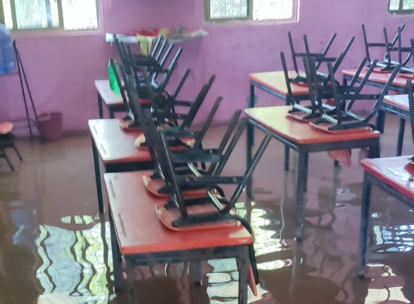 Escuela de Badiraguato se inunda cuando llueve