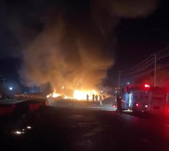 $!Volcadura e incendio de tráiler en la México 15 provoca cierre total en la salida sur de Los Mochis