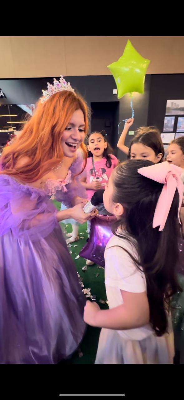 $!Un mundo de fantasía, música y color ofrece Yedid Urías en cada presentación.