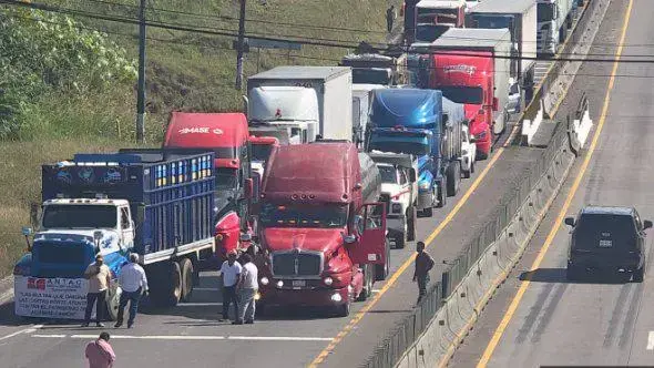 Uno de los bloqueos recientes de transportistas en las carreteras de México.