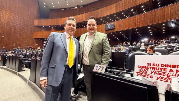 Zamora Gastélum compartió en sus redes sociales una fotografía junto a Cuén Díaz desde la curul y presentó el encuentro como un llamado a construir acuerdos políticos para Sinaloa.