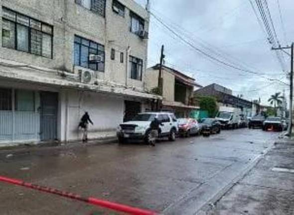 Autoridades realizaron diligencias en la vivienda del centro de Los Mochis donde fue localizada sin vida una mujer de 65 años.