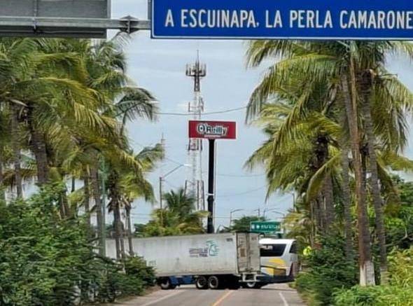 Bloqueos paralizan todos los accesos a Escuinapa; reportan incendios y detonaciones