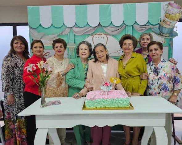 $!Amistades de muchos grupos queridos celebraron con Doña Maty.