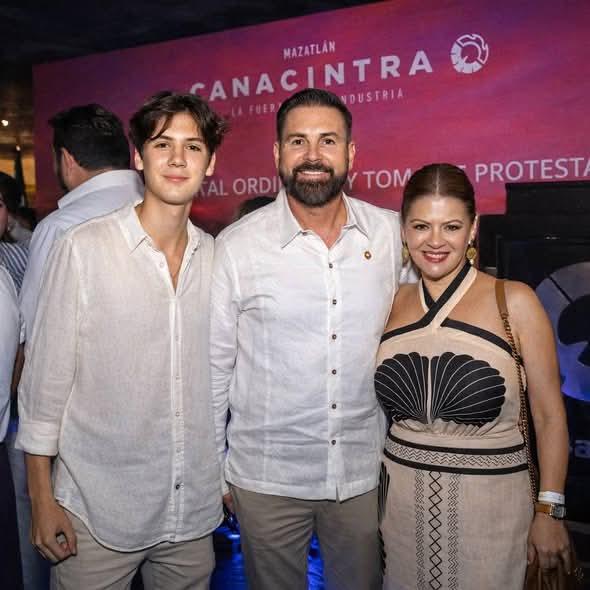 $!Iker junto a sus padres, Sergio Rojas y Denisse Flores.