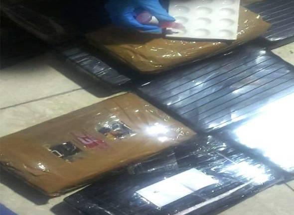 A uno de los hombres le aseguraron 10.06 kilogramos de clorhidrato de cocaína envueltos en 10 paquetes rectangulares.