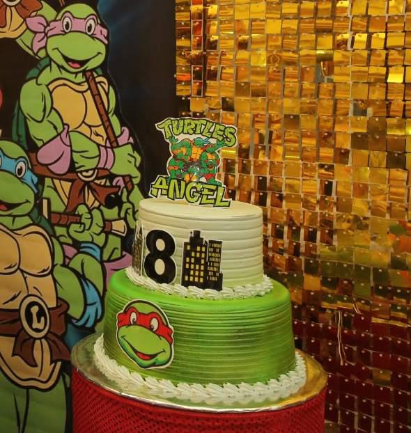 $!Un pastel de dos pisos con el número 8 y la imagen de la tortuga ninja Raphael.
