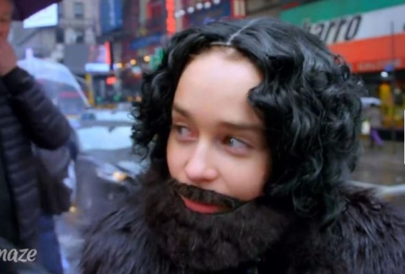 Emilia Clarke se pasea por Times Square disfrazada de Jon Snow y nadie la reconoce