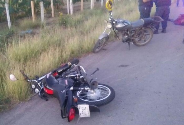 Motociclista queda lesionado al chocar contra un automóvil, en Mazatlán