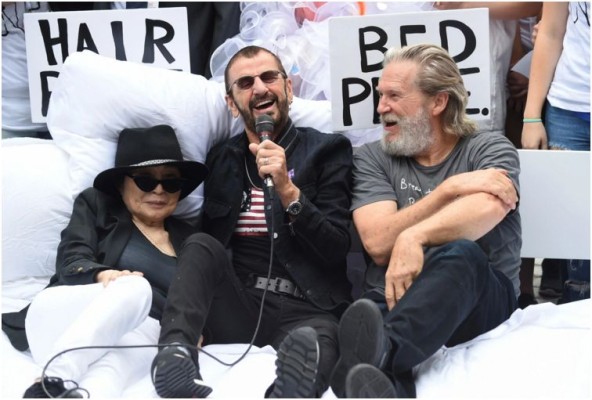 Yoko Ono instala una Cama de la Paz con Ringo Starr y Jeff Bridges