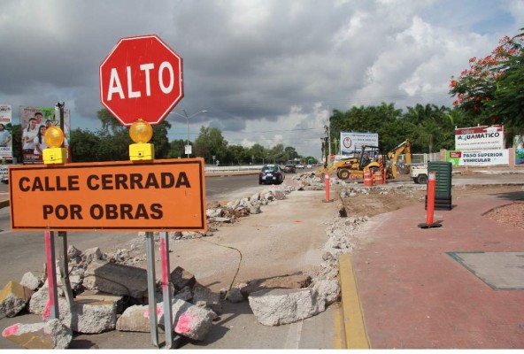 Por construcción, automovilistas rodean tramo de bulevar Rolando Arjona