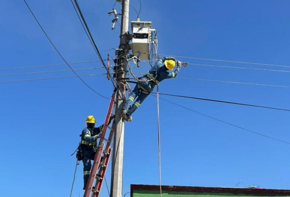 $!Al 97%, restablecimiento del servicio eléctrico afectado por el huracán Roslyn