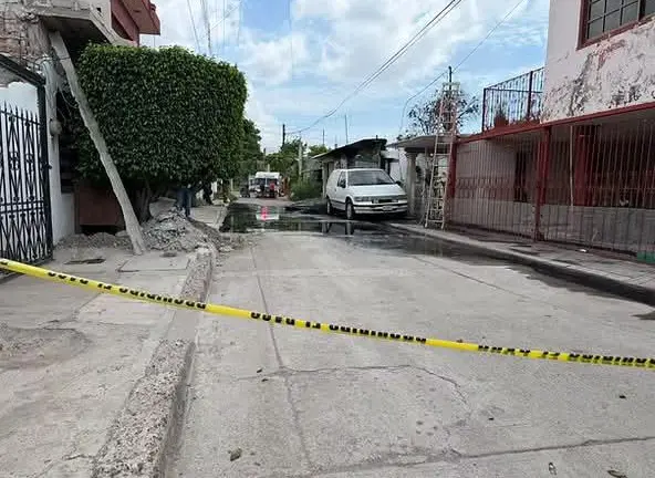 En Los Mochis se registró el incendio de un almacén de llantas.