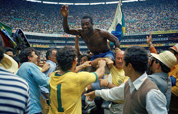 Pelé es levantado en hombros tras ganar el Mundial de México 1970.