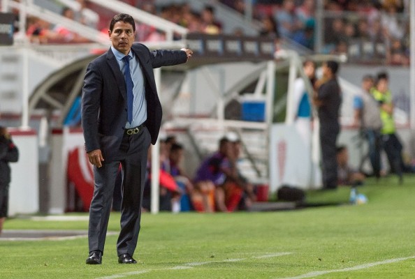 Alfonso Sosa queda fuera del club.