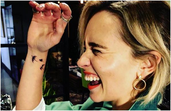 Emilia Clarke se tatúa a su personaje más famoso de Juego de Tronos